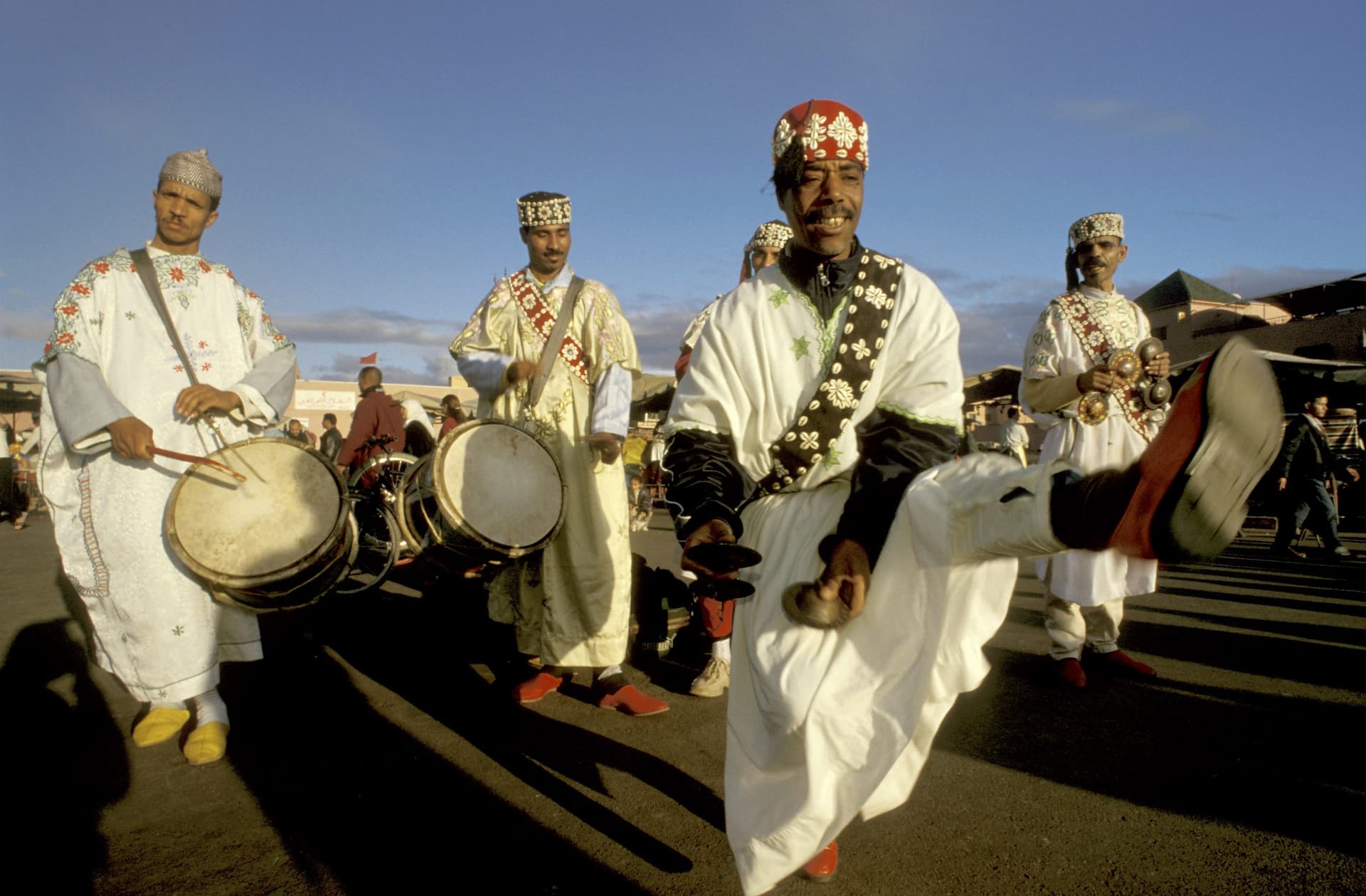 Musiciens gnaoua dansant dans la place Jamaa el Fna au Maroc